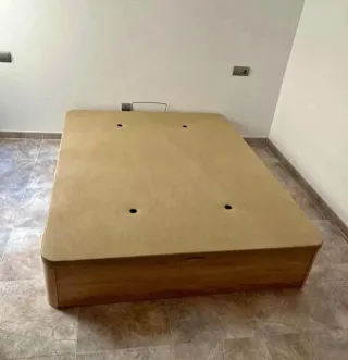 Canapé a ribalta di grande capacità in legno di buona qualità, ideale per uno spazio extra a casa.