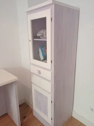 Cama nido con armario, baldas y escritorio.