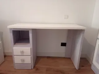 Cama nido con armario, baldas y escritorio.