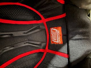 Cascos de moto negros y fluorescentes