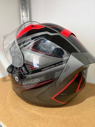 Cascos de moto negros y fluorescentes