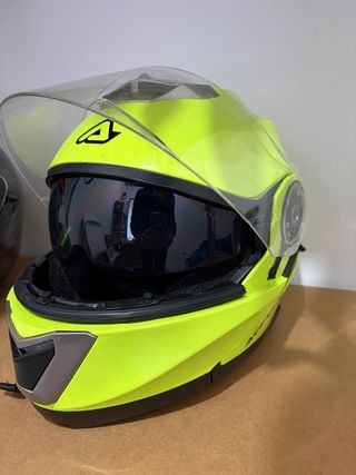 Cascos de moto negros y fluorescentes