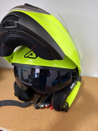 Cascos de moto negros y fluorescentes