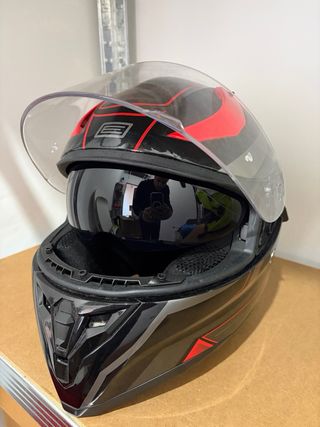 Cascos de moto negros y fluorescentes