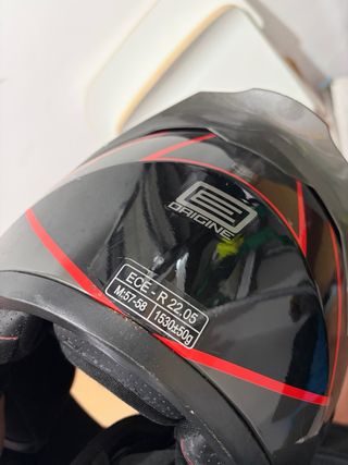 Cascos de moto negros y fluorescentes