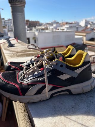 Zapatillas Reebok Negras y Rojas