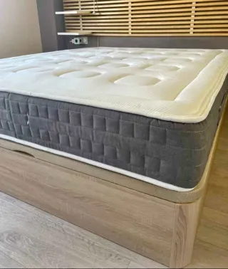 Canapé a ribalta di grande capacità in legno di buona qualità, ideale per uno spazio extra a casa.