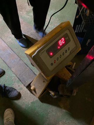 Transpaleta manual con báscula integrada