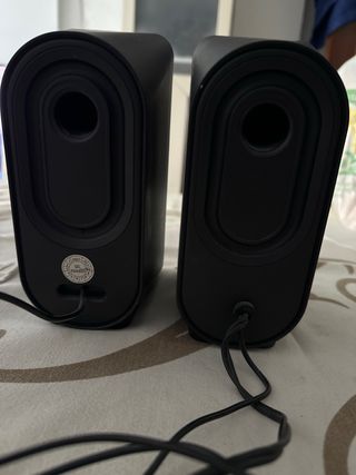 Altavoces Trust con cable