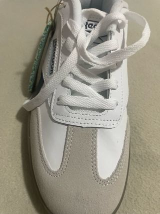 Zapatos Reebok Blancos y Marrones