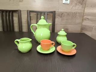 Juego de café de cerámica verde y salmón.
