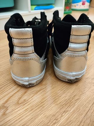 Vans negras y plateadas