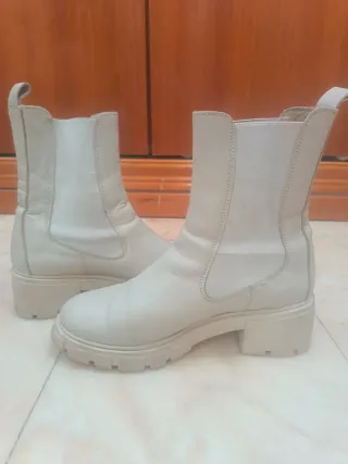 Botines planos blancos