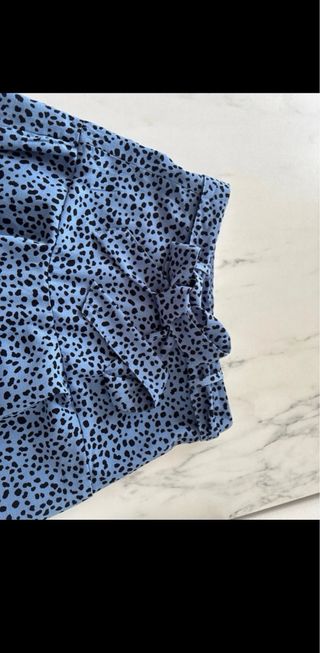 Falda pantalón azul con estampado negro Stradivari