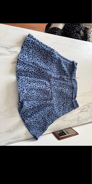 Falda pantalón azul con estampado negro Stradivari