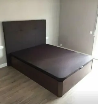 Canapé a ribalta di grande capacità in legno di buona qualità, ideale per uno spazio extra a casa.