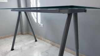 Escritorio de cristal y metal