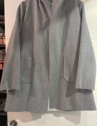 Abrigo de felpa gris