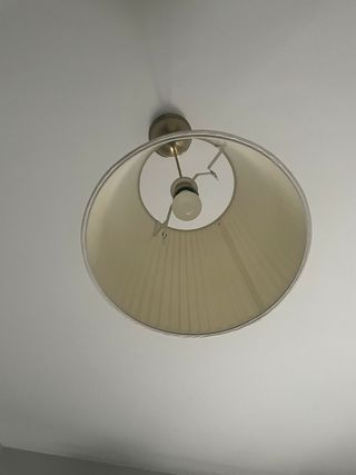 Lámpara colgante beige y dorada