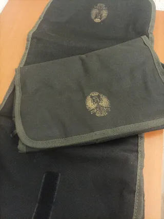 Neceser militar verde.