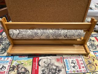 Soporte madera rollo papel colorear