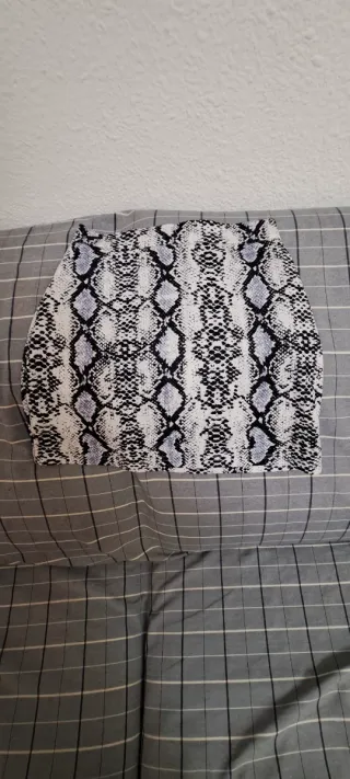 Top negro con cortes