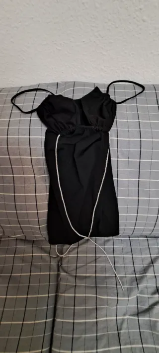 Top negro con cortes