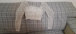 Top negro con cortes