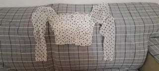 Top negro con cortes