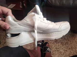 Tenis Skechers Blanco y Plateado