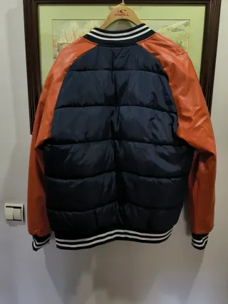 Cazadora universitaria chico azul y naranja