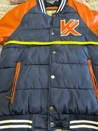 Cazadora universitaria chico azul y naranja