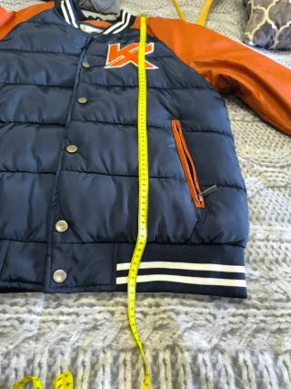 Cazadora universitaria chico azul y naranja