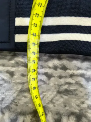 Cazadora universitaria chico azul y naranja