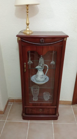 Vitrina de madera noble y cristal
