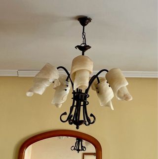 Conjunto de lámpara de techo y mesita de noche