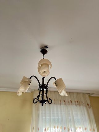 Conjunto de lámpara de techo y mesita de noche