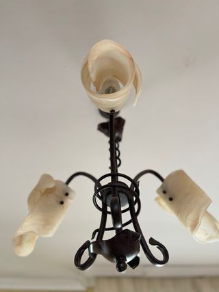 Conjunto de lámpara de techo y mesita de noche