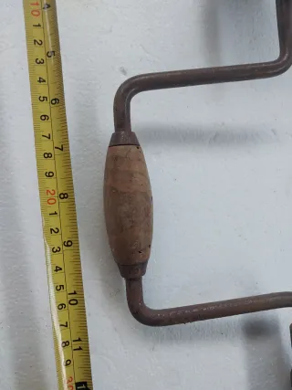 Trapano a manovella antico