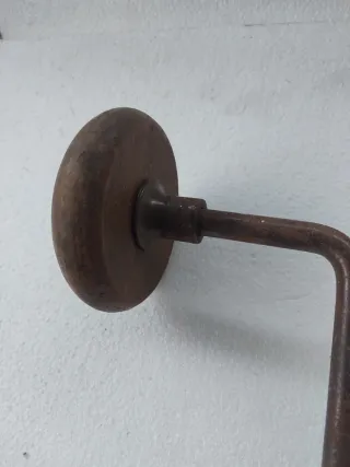 Trapano a manovella antico