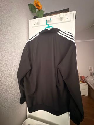 Chaqueta Adidas Negra con Rayas Blancas