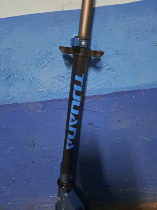 Patinete azul plegable