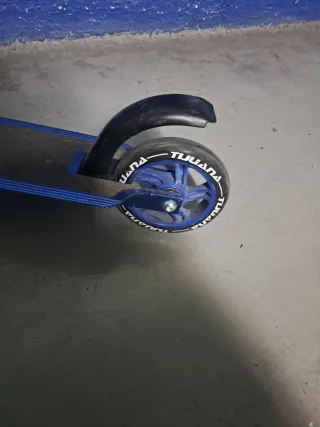 Patinete azul plegable