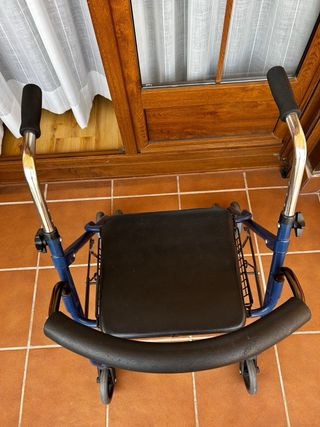 Andador plegable con asiento y cesta