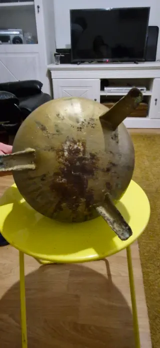 Caldero antiguo metal con patas rústico