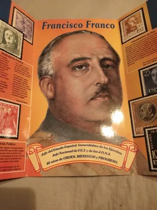 Tríptico de sellos.