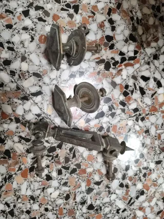 Llamador y tiradores puerta antiguos