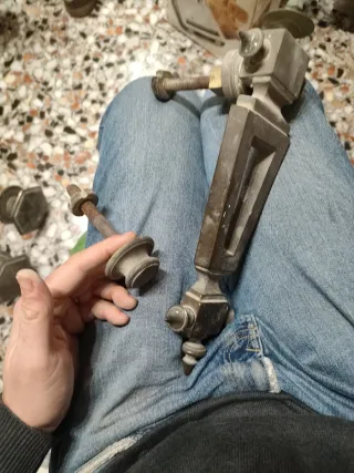 Llamador y tiradores puerta antiguos