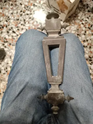 Llamador y tiradores puerta antiguos