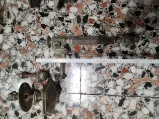 Llamador y tiradores puerta antiguos